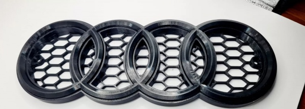 s-l1600 - 2025-10-04T145930.696 Emblema Sportivo Audi per Griglia RS